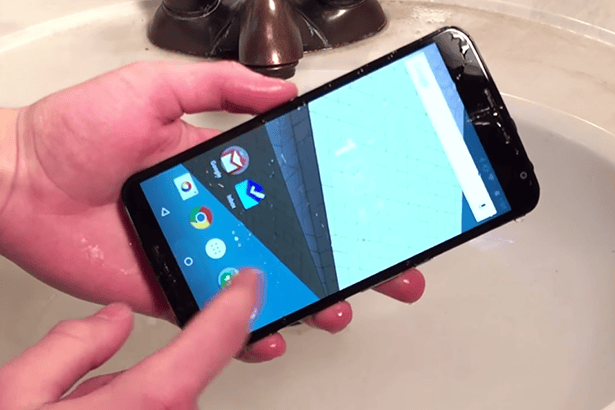 Смартфон Nexus 6 от Google и Motorola не боится воды и способен погружаться под воду