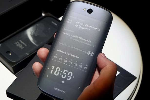 Российский смартфон YotaPhone 2 подешевел на 3 тысячи рублей