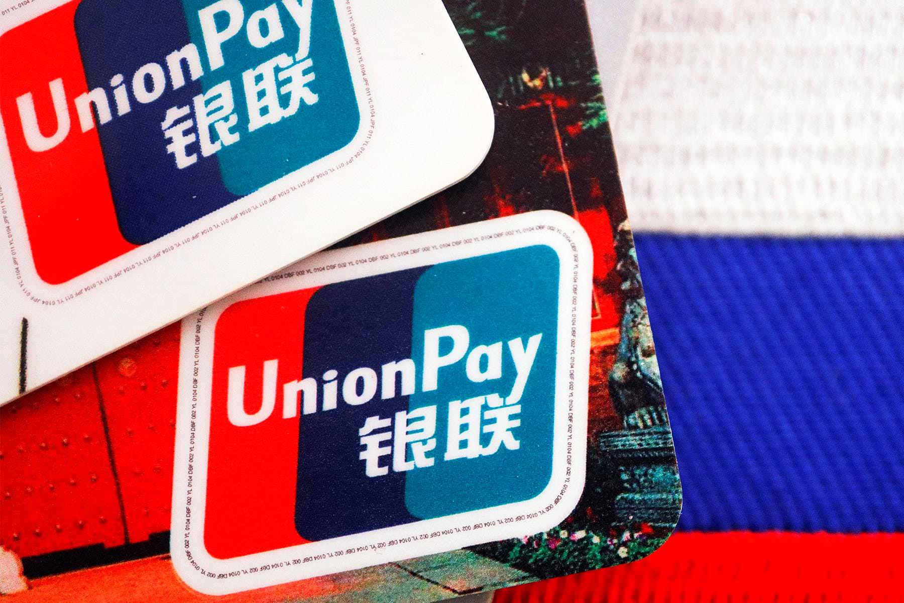 Банковские карты UnionPay пользуются бешенным спросом в России. Кто и зачем их оформляет