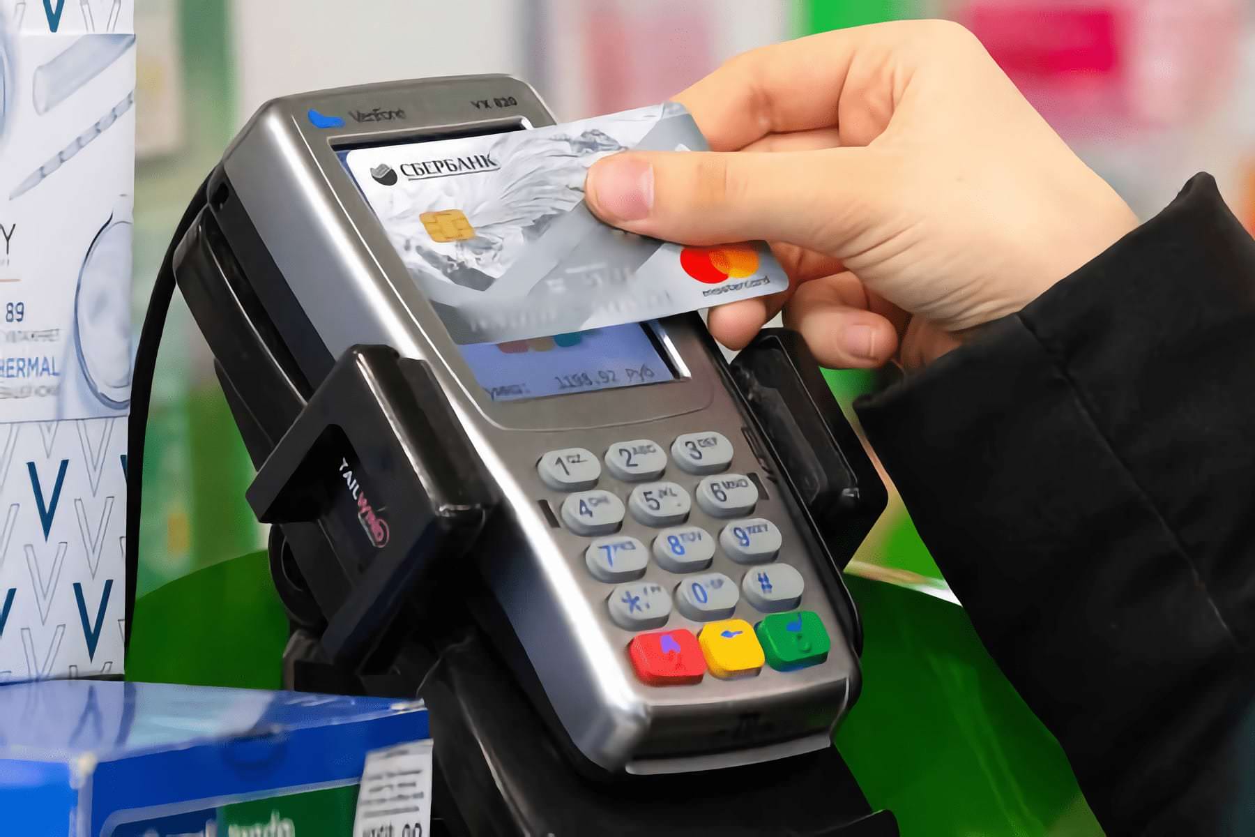 «Сбербанк» ввел обязательную комиссию за оплату покупок банковской картой