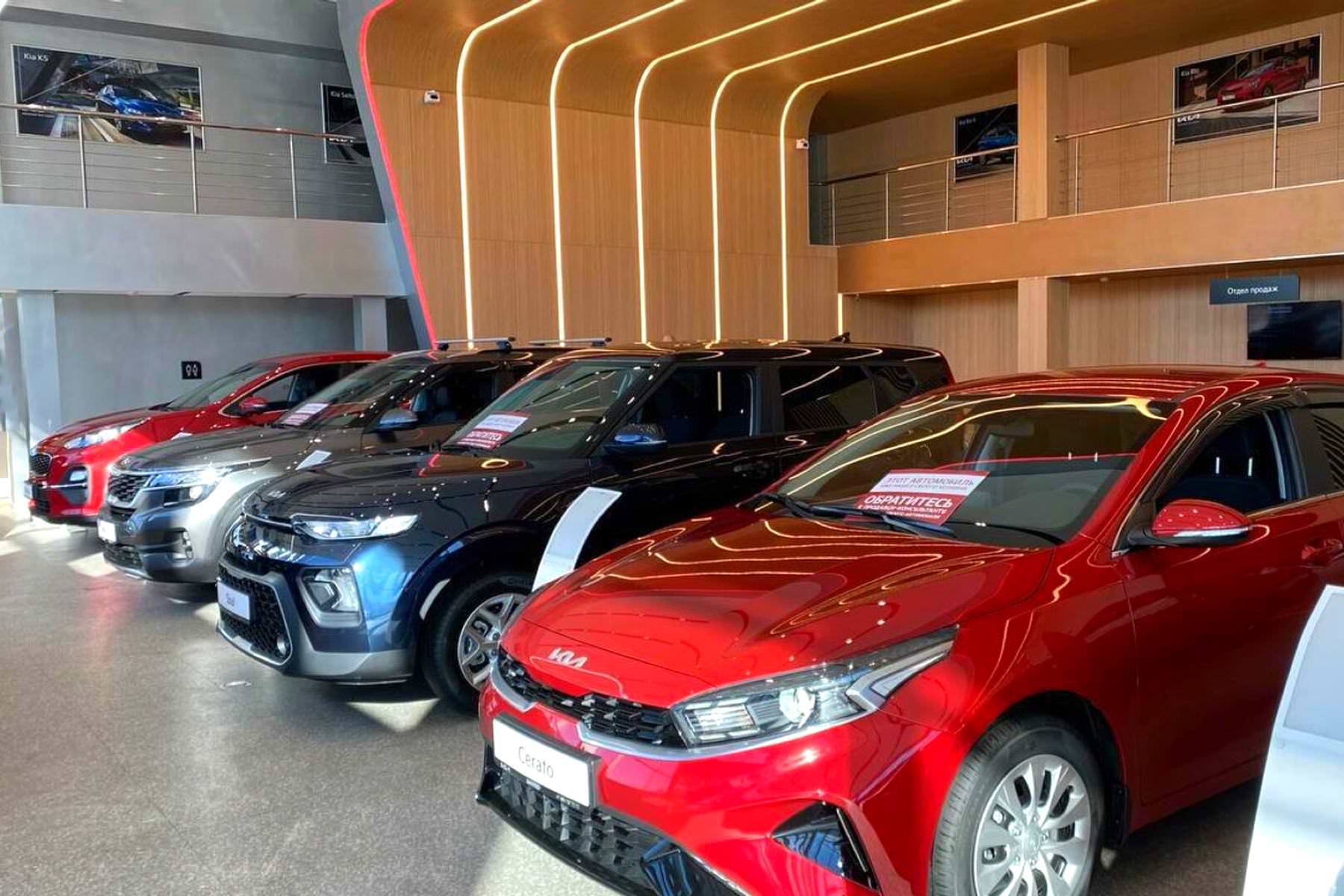 Купить новый автомобиль от производителя. Hyundai Kia 2022. Китайский автосалон. Автомобили в автосалоне.