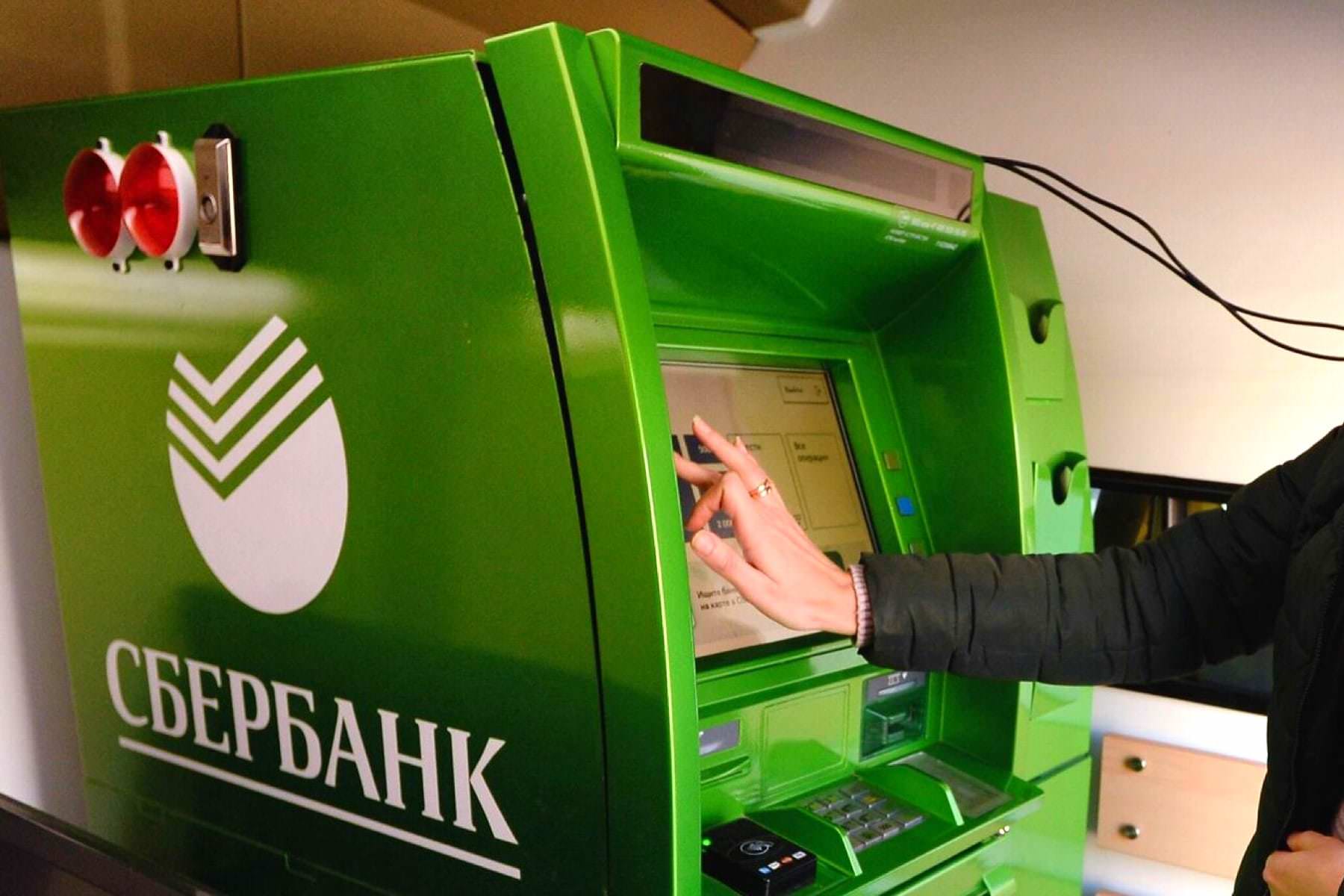Россияне массово поджигают банкоматы «Сбербанка». Зачем и почему