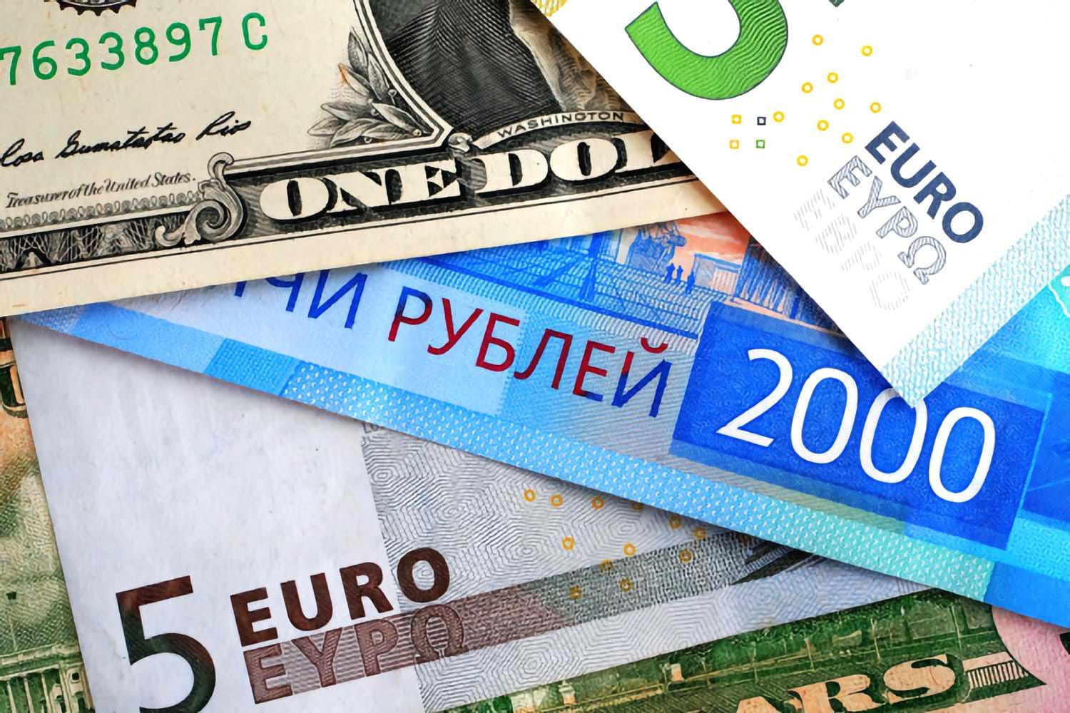 Рубль исторически обвалился, а доллар и евро рекордно подорожали