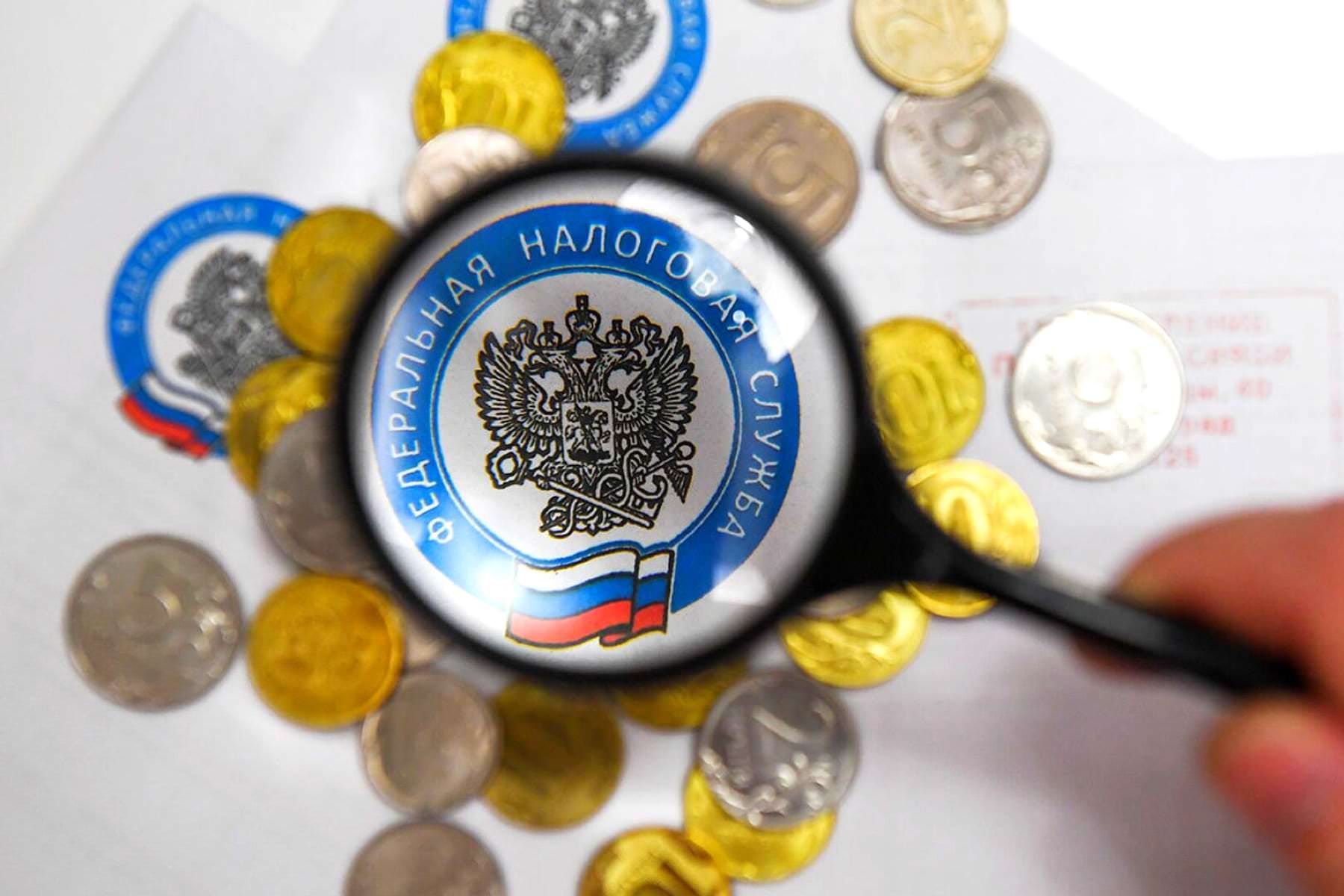 Правительство России подписало указ о снижении налогов россиян в два раза
