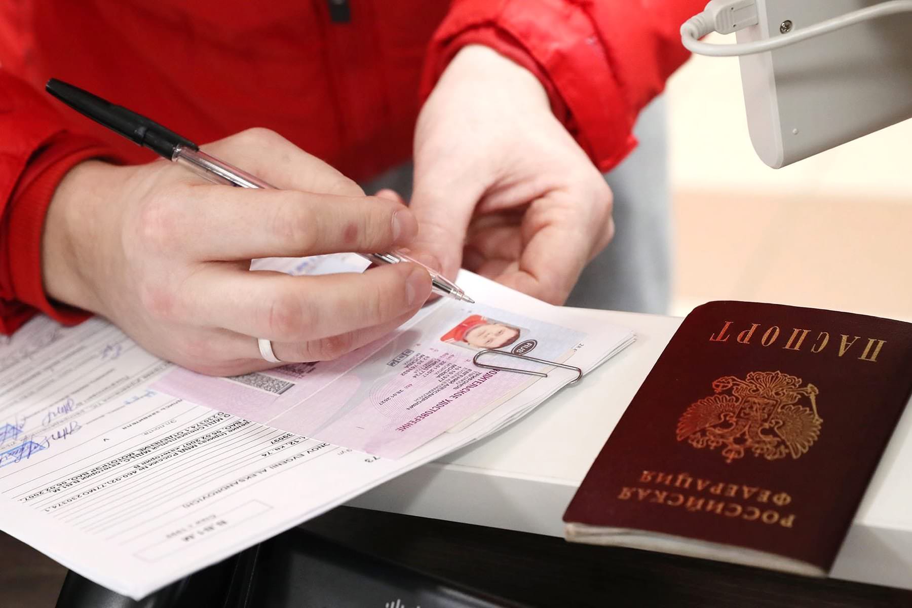 Бесполезный документ. С 5 мая водительские права «обесценили» в России