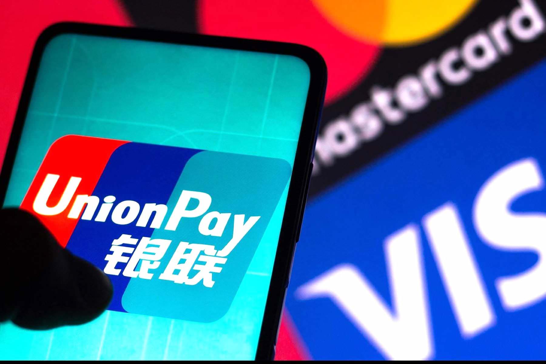 «Тинькофф» начал выпускать банковские карты UnionPay для оплаты покупок в других странах