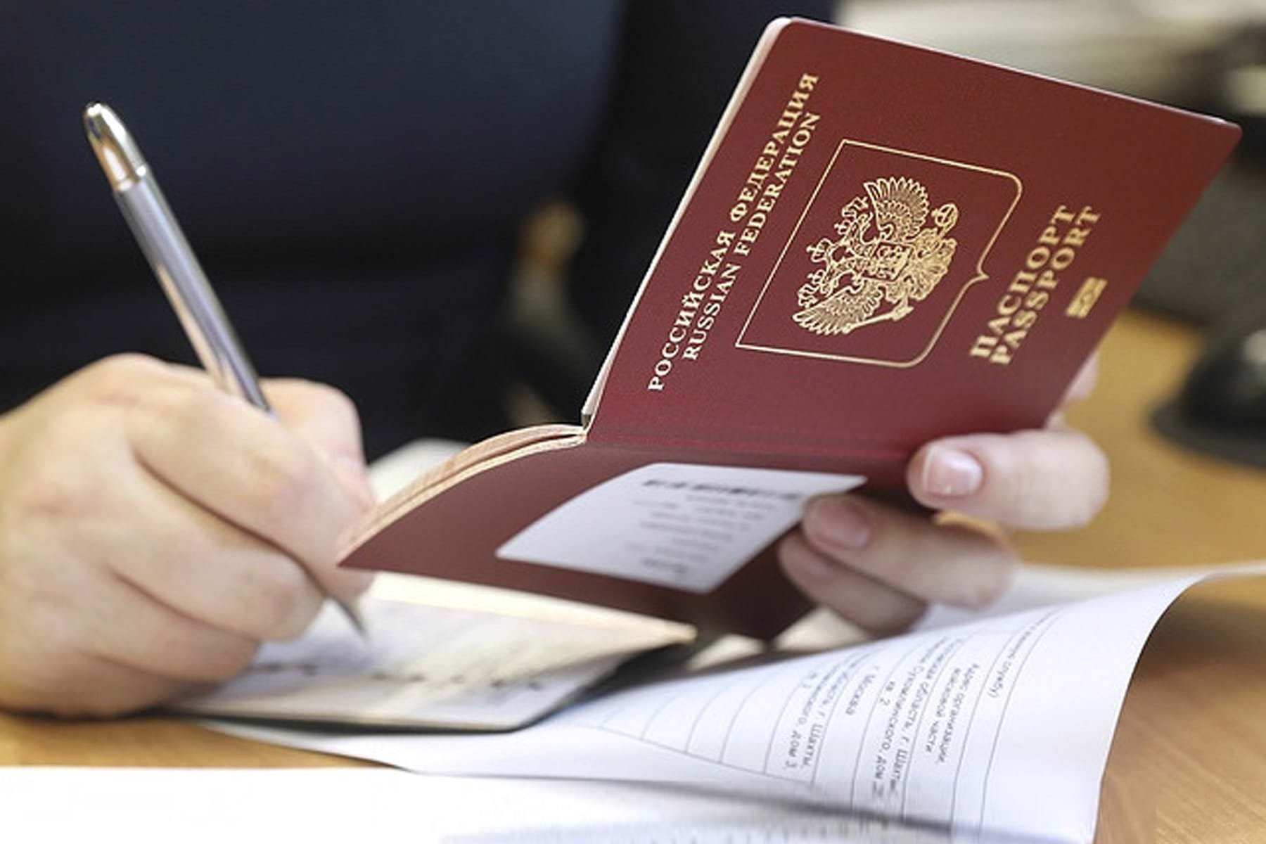 С 1 июля. У россиян изымут загранпаспорта, запретив выезд из страны