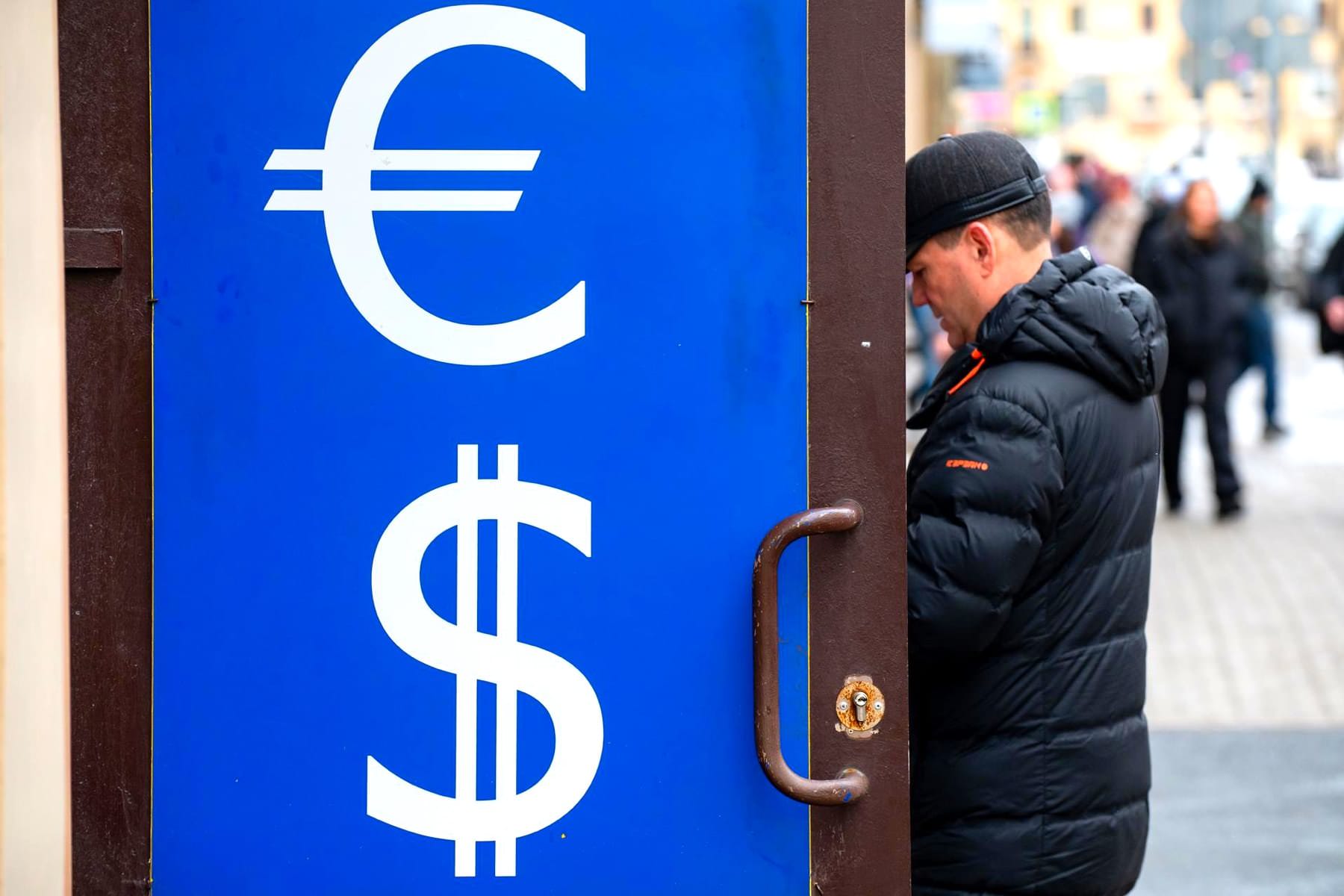 Доллары и евро принудительно сконвертируют в рубли. Вот когда это произойдет