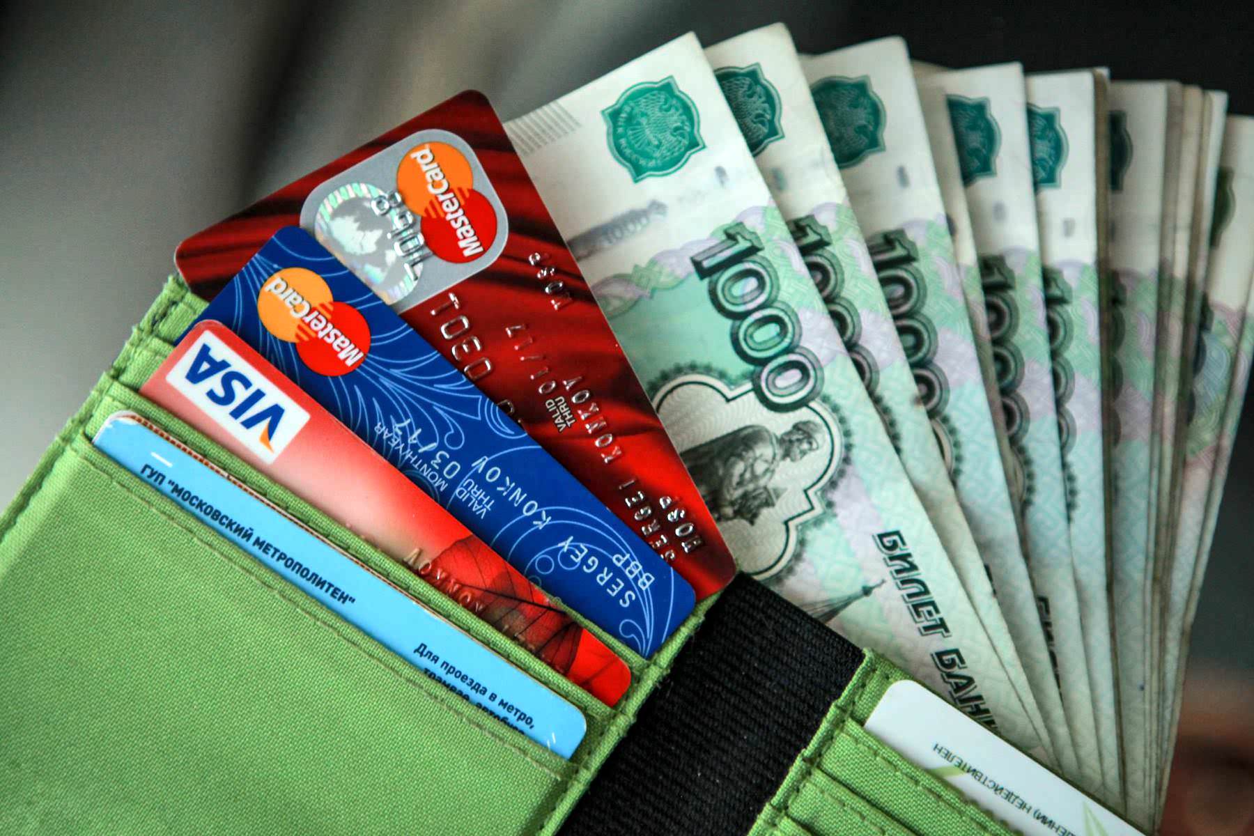 «Обманывают клиентов». Российские банки массово лишают россиян денег