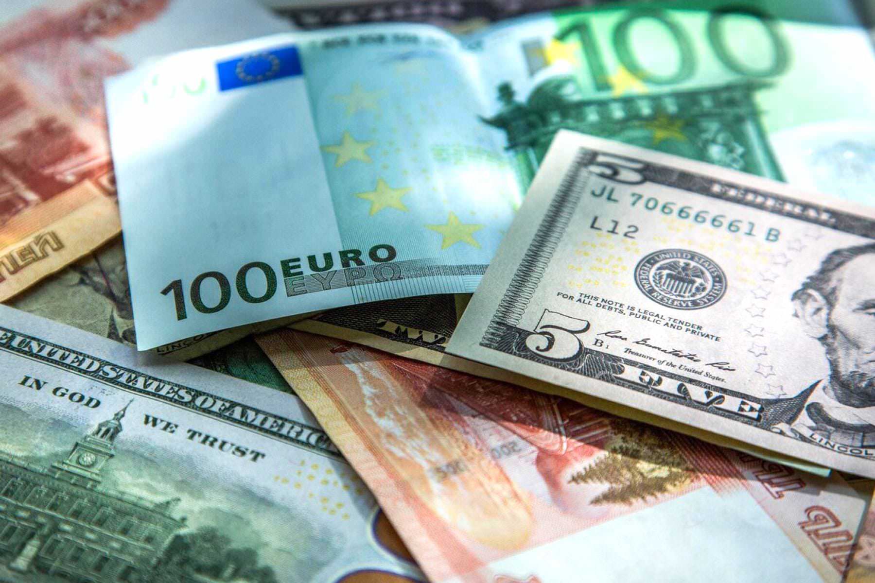 Рубль обвалился. Доллар и евро резко подорожали