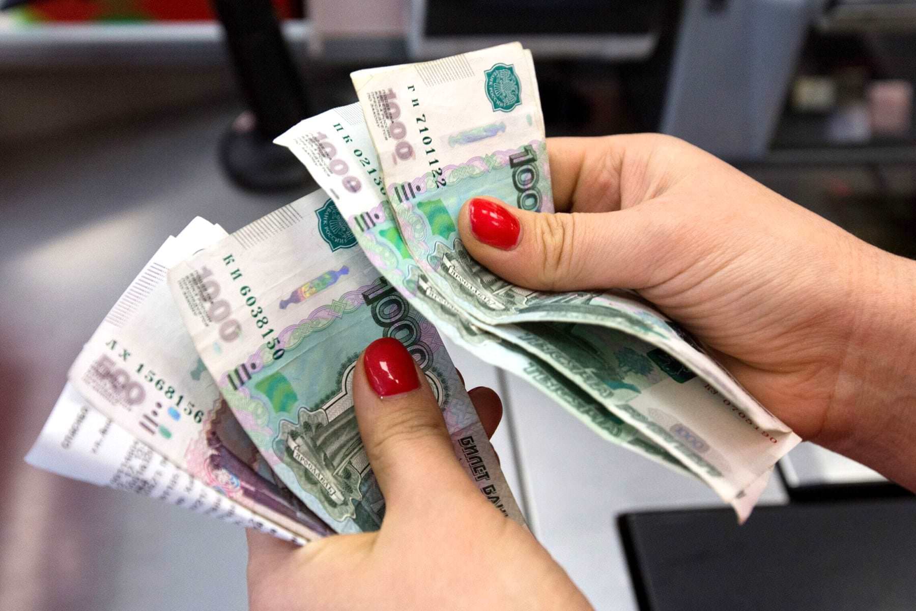 Введен запрет на доллары и евро. Россиян обязали использовать только рубли