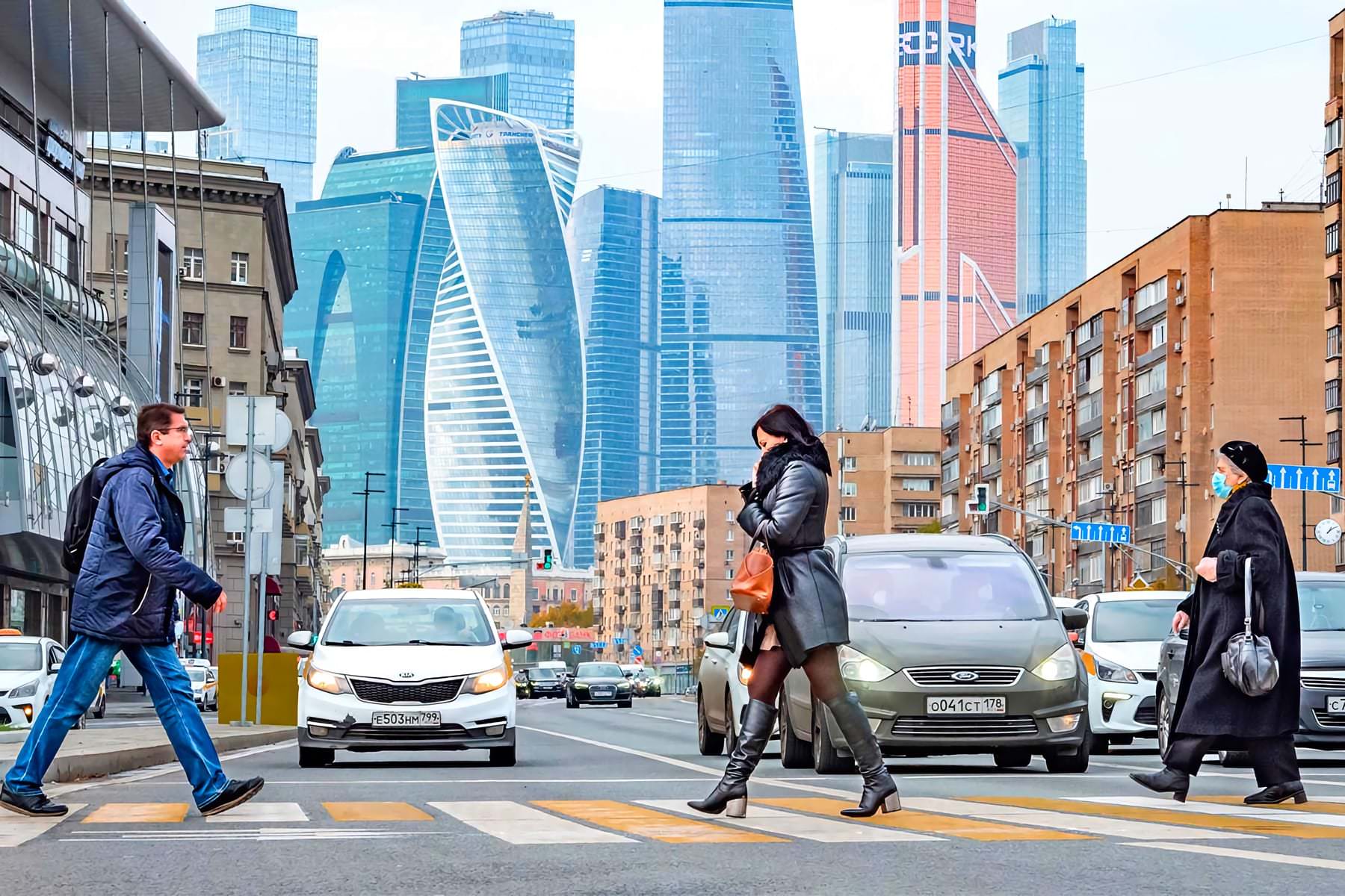 Заметить издали. Пешеход на дороге. Жители Москвы. Центр Москвы. Машина на дороге.