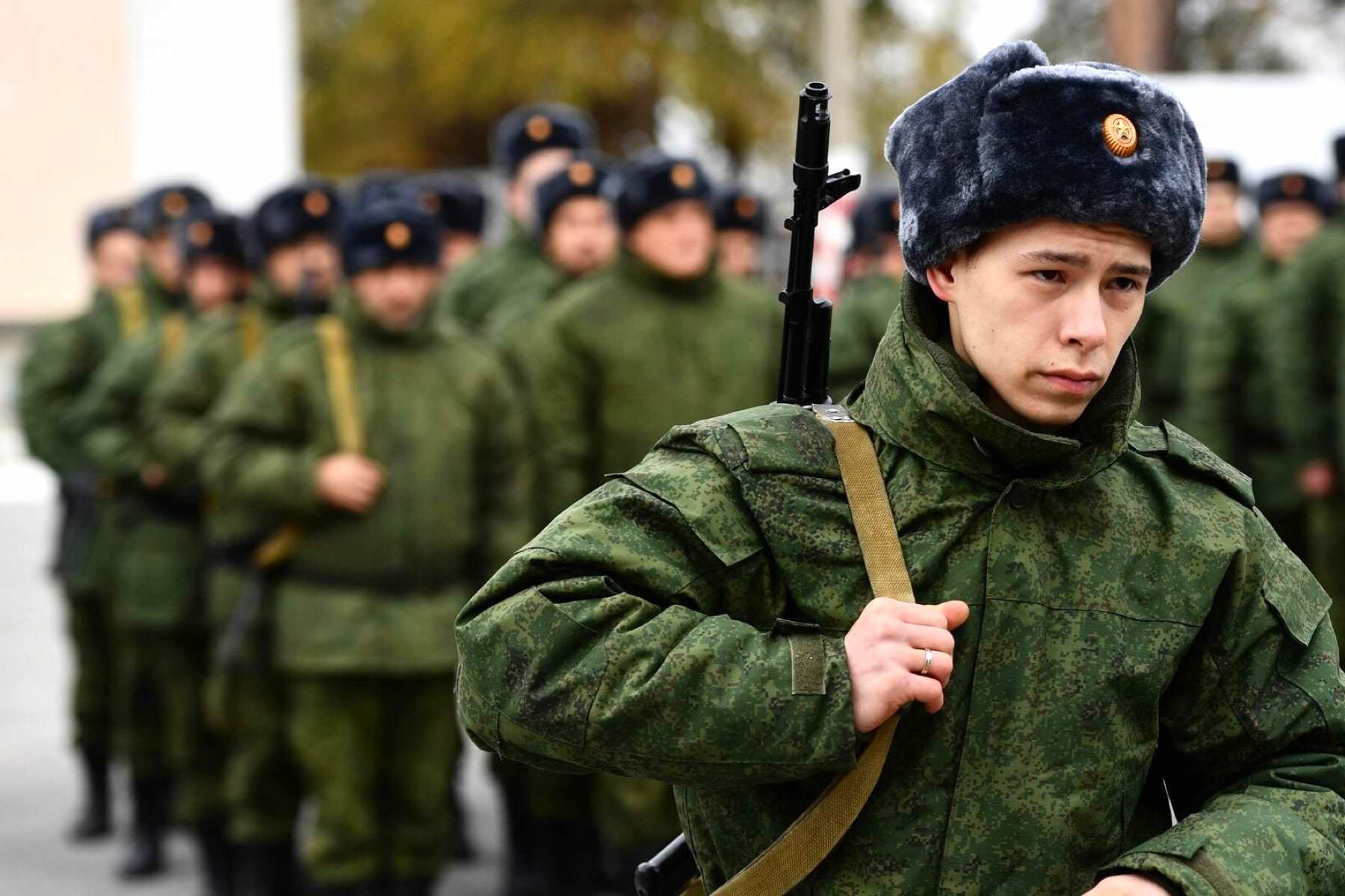 Владимир Путин ввел новые правила обязательного призыва в армию. Они касаются всех россиян