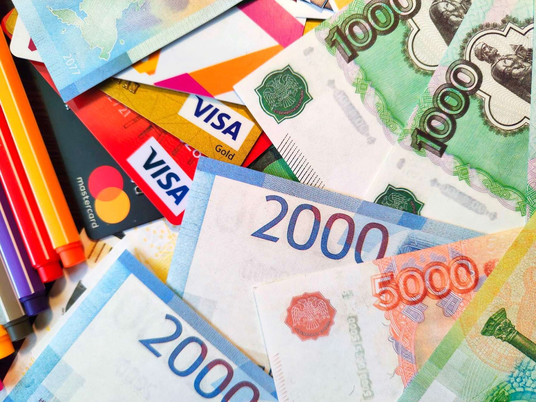 Введен новый налог для всех, у кого есть счет в российском банке
