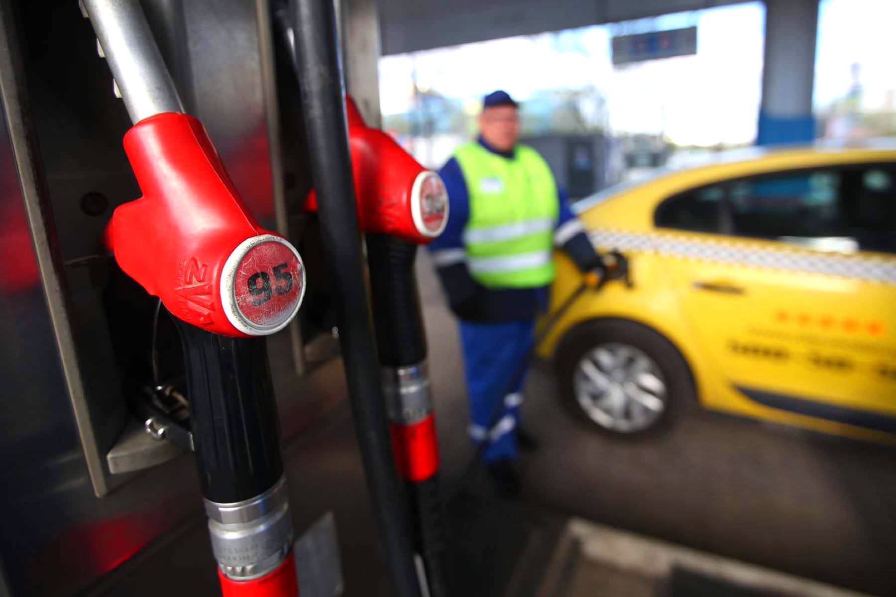 Водителей автомобилей ждет сюрприз с ценами на бензин и дизель на всех заправках