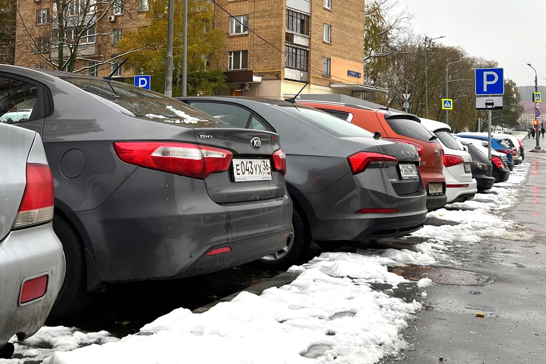 Владельцам автомобилей массово приходят штрафы на 3 000 рублей за бесплатную парковку