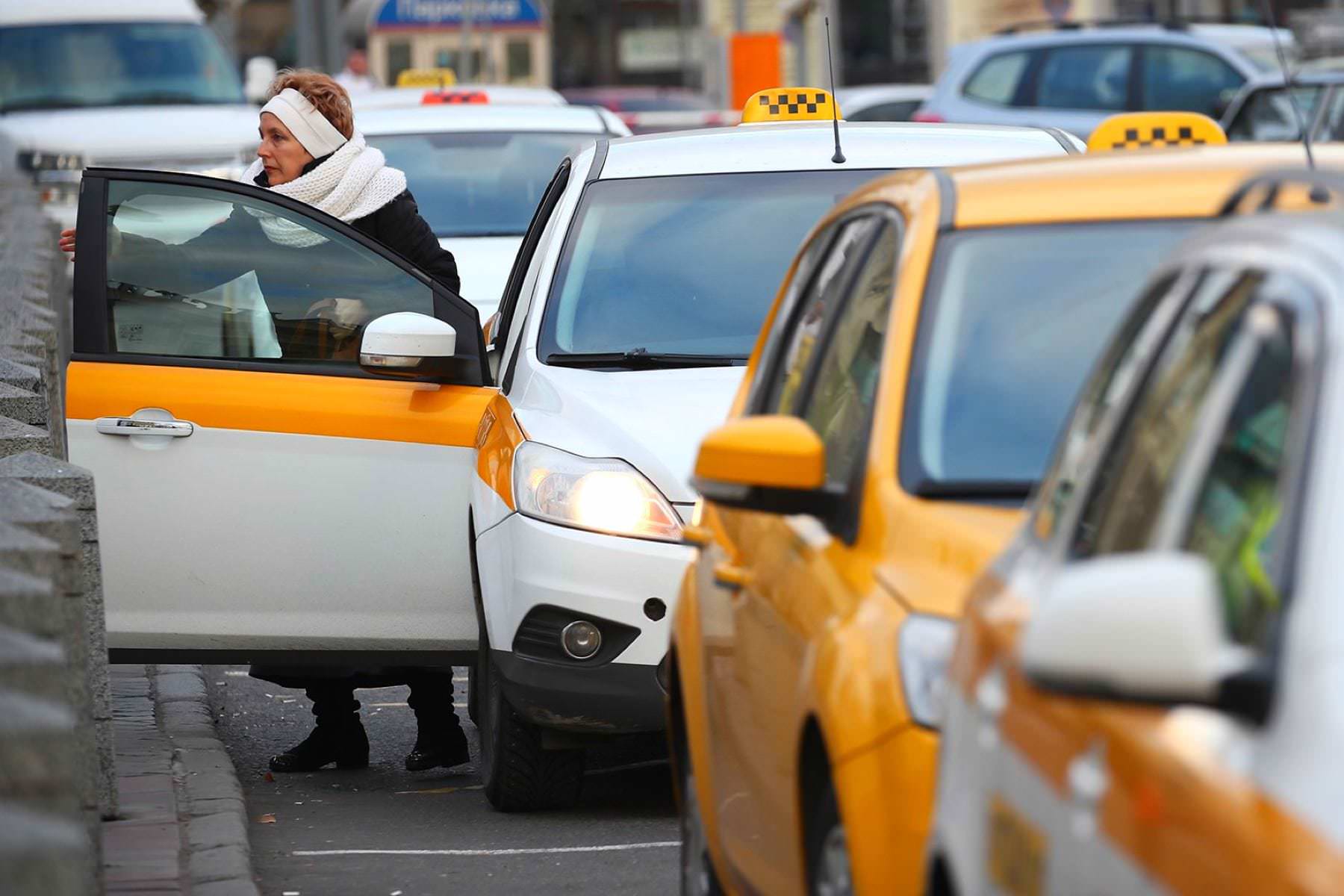 «Яндекс Такси» вдвое повысило цены на такси из-за постоянной нехватки водителей