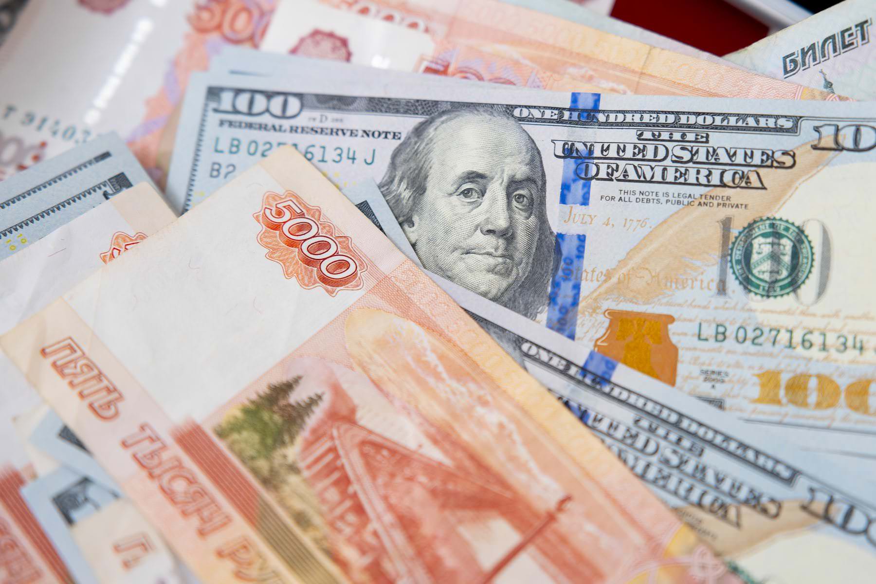 Курс рубля обрушился, а доллар и евро сильно подорожали