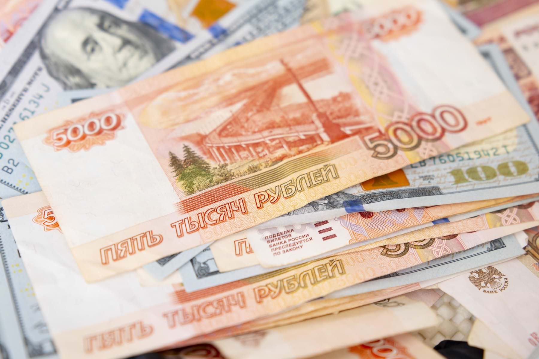 Россиян, у которых есть банкнота 5 000 рублей, массово лишают всех денег