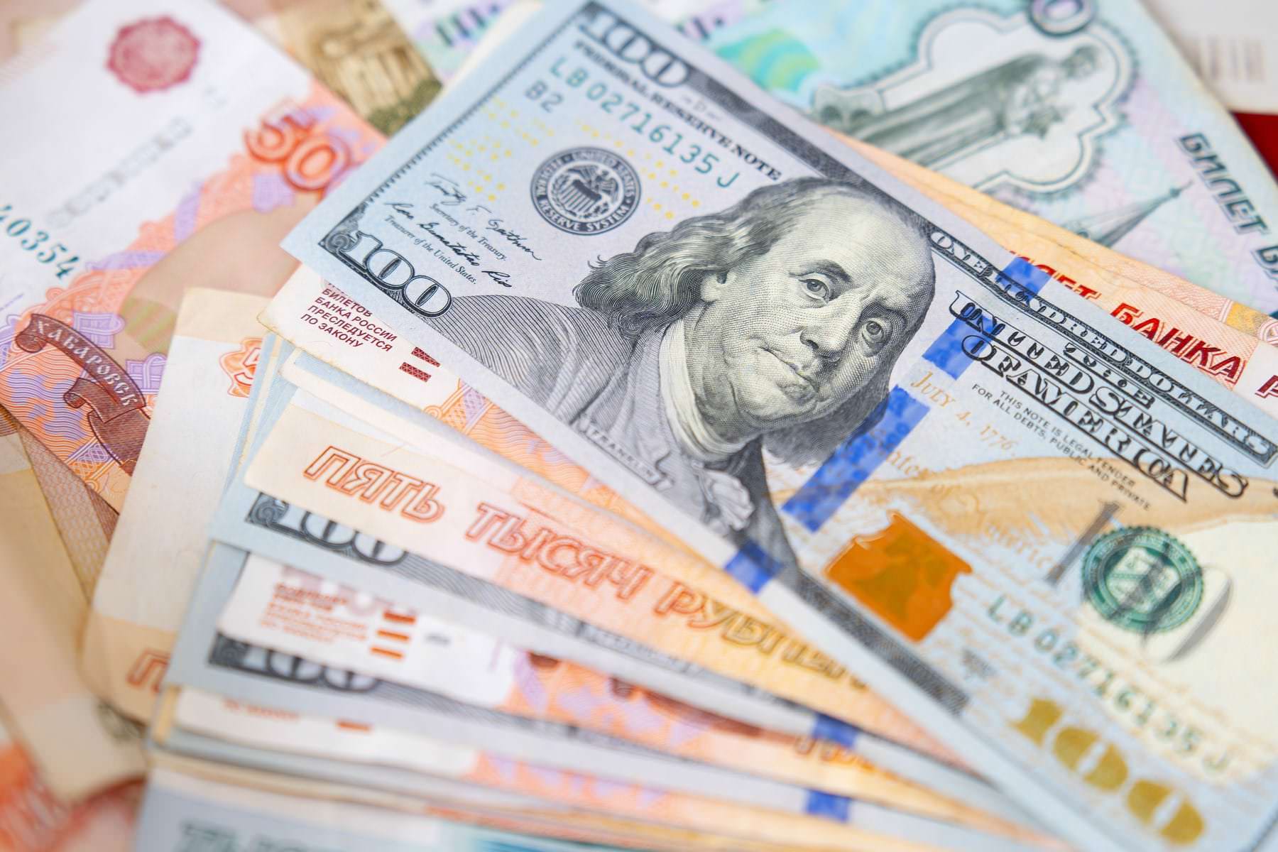 «Сбербанк» объявил курс рубля к доллару в начале 2024 года