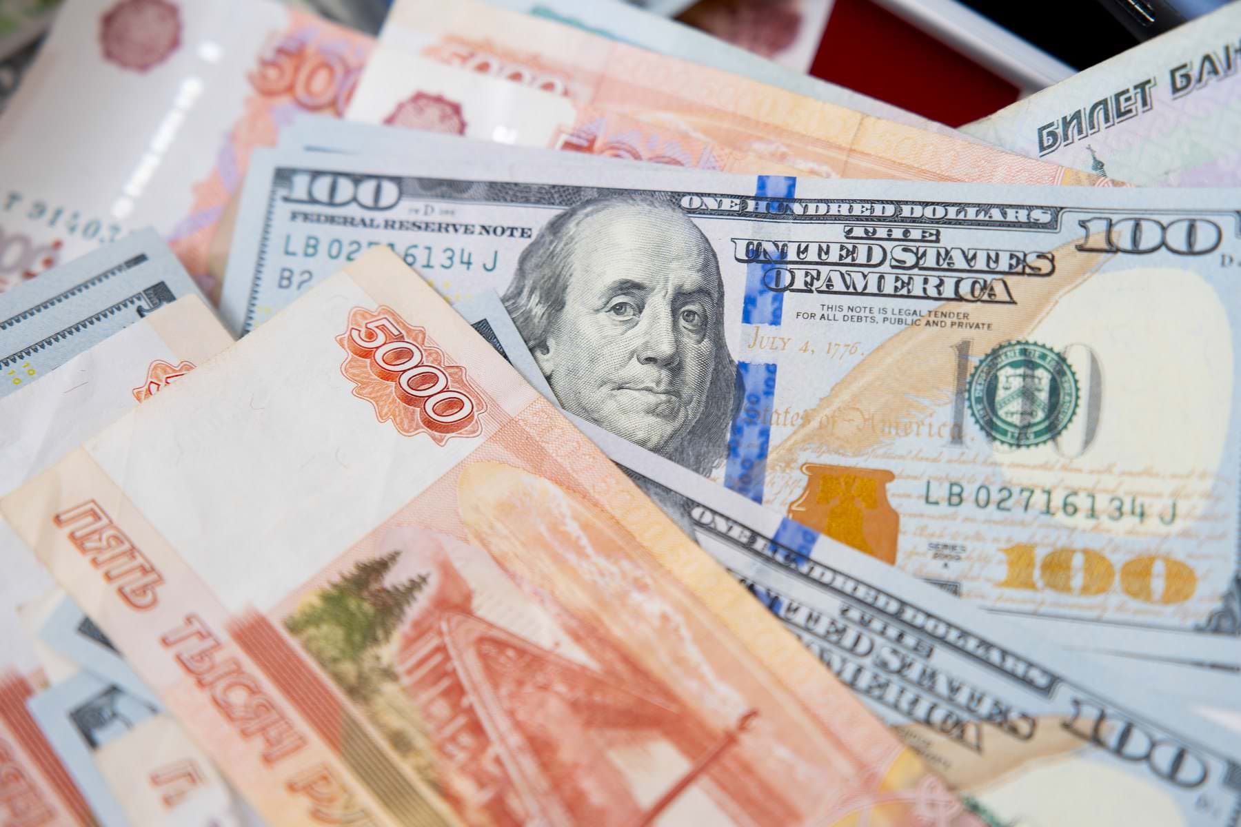С 16 января. Россиян, у которых есть доллары и евро, обязали «подарить» деньги банкам